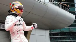 Pembalap Mercedes Lewis Hamilton berselebrasi di atas mobilnya setelah berhasil finis pertama pada balapan GP China di Sirkuit Internasional Shanghai, Minggu (9/4). Kemenangan ini merupakan podium pertama Hamilton pada musim 2017 (AP Photo/Toru Takahashi)