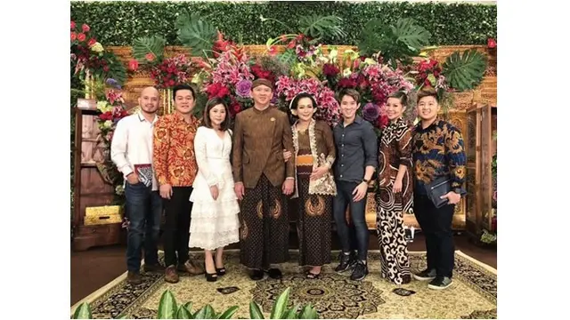 Pasangan bahagia ini menggelar acara tujuh bulanan dengan adat Jawa pada 27 Oktober 2019.