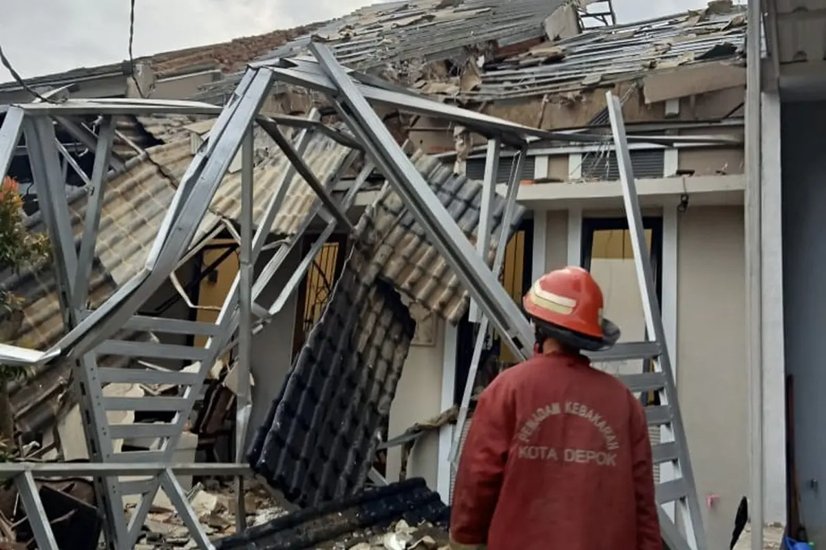 Petugas DPKP Kota Depok melakukan penanganan rumah warga yang rusak akibat kebocoran gas elpiji di Perumahan Marsaid Residence, Kecamatan Cipayung, Kota Depok. (Liputan6.com/Dicky Agung Prihanto)