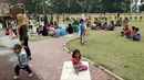 Pemandangan saat warga membawa anak-anaknya bermain di Lapangan Banteng, Jakarta, Minggu (14/10). Lapangan Banteng semakin ramai dikunjungi pada hari Minggu. (Liputan6.com/JohanTallo)