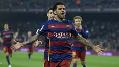 Barcelona pernah melepas beberapa pemain yang akhirnya dipulangkan kembali. Dani Alves adalah contoh teranyar. Mereka dipulangkan kembali karena peningkatan performa ataupun karena masih dibutuhkan klub atas kebijakan pelatih. Berikut 8 pemain di antaranya. (AFP/Lluis Gene)