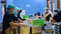 Sejumlah pegawai melakukan pengemasan makanan untuk program MBG di dapur SPPG Mampang 1 Pancoran Mas, Depok. (Foto: Liputan6.com/Dicky Agung Prihanto)