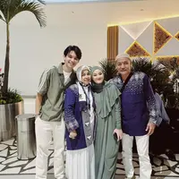 Potret Rey Mbayang dan Dinda Hauw antar orang tua pergi haji (Sumber: Instagram/@rey_mbayang)