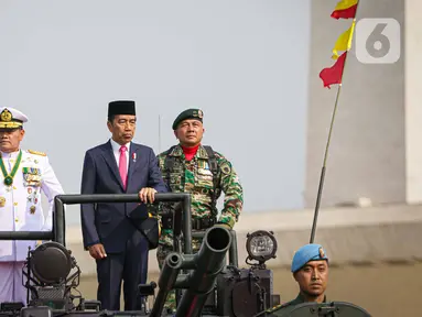 Presiden Joko Widodo (tengah) menginspeksi pasukan pada Upacara HUT ke-78 Tentara Nasional Indonesia (TNI) di Monas Jakarta Pusat, Kamis (5/10/2023). (Liputan6.com/Faizal Fanani)