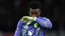 <p>Kiper Manchester United, Andre Onana, menyeka wajahnya saat laga lanjutan Liga Inggris 2024/2025 melawan Newcastle yang berlangsung di Old Trafford, Manchester, Inggris, Selasa (31/12/2024) WIB. (AFP/Darren Staples)</p>