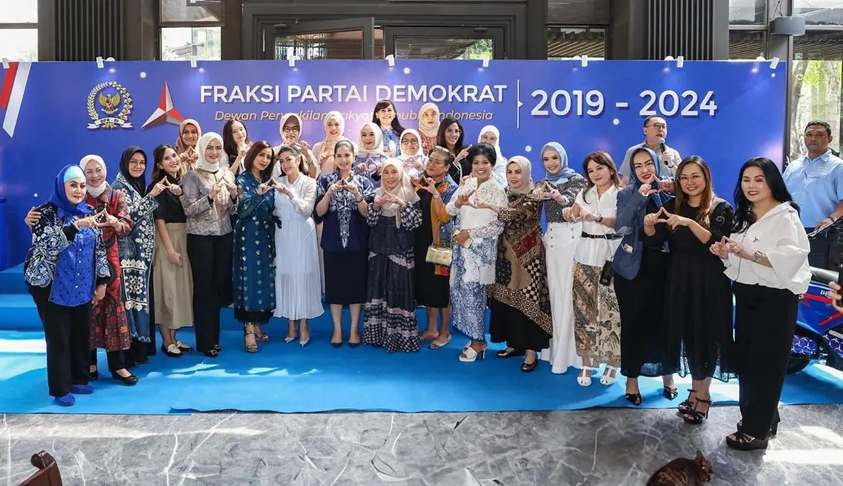 Beby Tsabina yang memakai baju simpel dengan kemeja putih dan celana hitam ikut berfoto bersama dengan para wanita dan istri dari keluarga besar FPD DPR RI. Berdiri di pojok belakang, perempuan 21 tahun itu terlihat paling muda di antara yang lain. (Liputan6.com/IG/@ebynews.id)