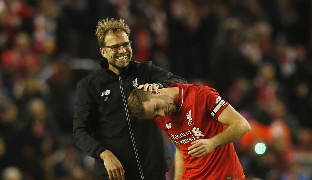 Pelatih Liverpool, Juergen Klopp merayakan kemenangan bersama kapten tim Jordan Henderson usai mengalahkan Lecester City pada liga Premier Inggris di Stadion Anfield, Liverpool, Sabtu (26/12/2015). (Reuters/Phil Noble)