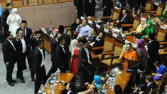 Anggota DPR dari PKB melakukan aksi walk out dan meninggalkan ruangan Rapat Paripurna, Jakarta, (2/10/14). (Liputan6.com/Andrian M Tunay)