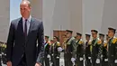 Pangeran William dari Inggris meninjau pasukan kehormatan sebelum bertemu dengan Presiden Palestina Mahmud Abbas di Tepi Barat Kota Ramallah, (27/6). (AFP PHOTO / Ahmad Gharabli)