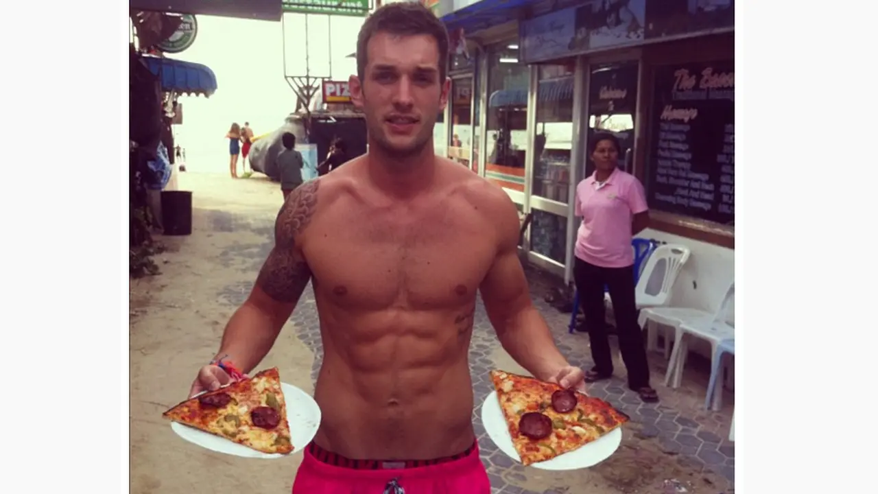 Cinta Mati Pizza, Pria Seksi Ini Keliling Dunia Untuk Makan Pizza