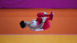Ajang yang digelar Federasi Gimnastik Internasional (FIG) itu dilangsungkan di Indonesia Arena, Jakarta, hingga 25 Oktober 2025. Tampak dalam foto, Tomoharu Tsunogai dari Jepang berkompetisi di alat palang sejajar saat Kejuaraan Dunia Senam Artistik ke-53 di Jakarta, Minggu 19 Oktober 2025. (AP Photo/Tatan Syuflana)