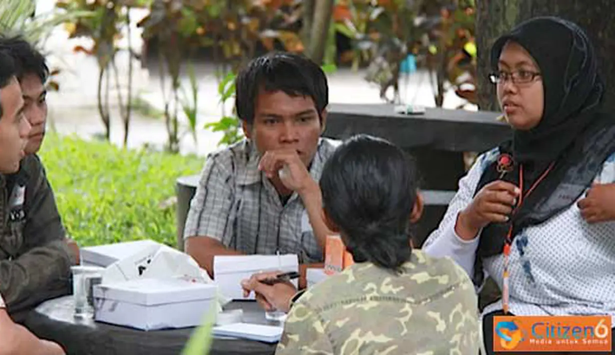 Citizen6, Yogyakarta: Peserta berdiskusi untuk topik citizen jurnalism sambil makan siang. (Pengirim: Ady Permadi)
