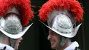 Dua Pasukan Pengawal Swiss bersiap mengikuti upacara tahunan di Kota Vatikan (6/5). Pasukan Swiss ini terkenal memiliki tradisi kemiliteran yang kuat dan loyalitas yang tinggi. (AFP/Filippo Monteforte)