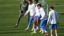 Pertemuan kedua tim dalam dua dekade terakhir diwarnai sejumlah hal menarik. Tampak dalam foto, pelatih Real Madrid asal Spanyol, Xabi Alonso (kiri), dan penyerang Real Madrid asal Prancis, Kylian Mbappe (kedua dari kiri), menghadiri sesi latihan jelang matchday 5 league phase Liga Champions 2025/2026 melawan Olympiakos FC di Real Madrid Sports City, Valdebebas, pada Selasa 25 November 2025. (Javier SORIANO/AFP)