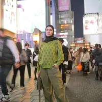 Tren celana cargo bisa dimanfaatkan jadi outfit bukber andalan. [Foto: @dwihandaanda]