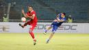 Bomber Calcio Legend, Nicola Amorusso, melakukan tembakan dihadang bek Primavera Baretti, Charis Yulianto, pada laga persahabatan di SUGBK, Jakarta, Sabtu (21/5/2016). (Bola.com/Nicklas Hanoatubun)