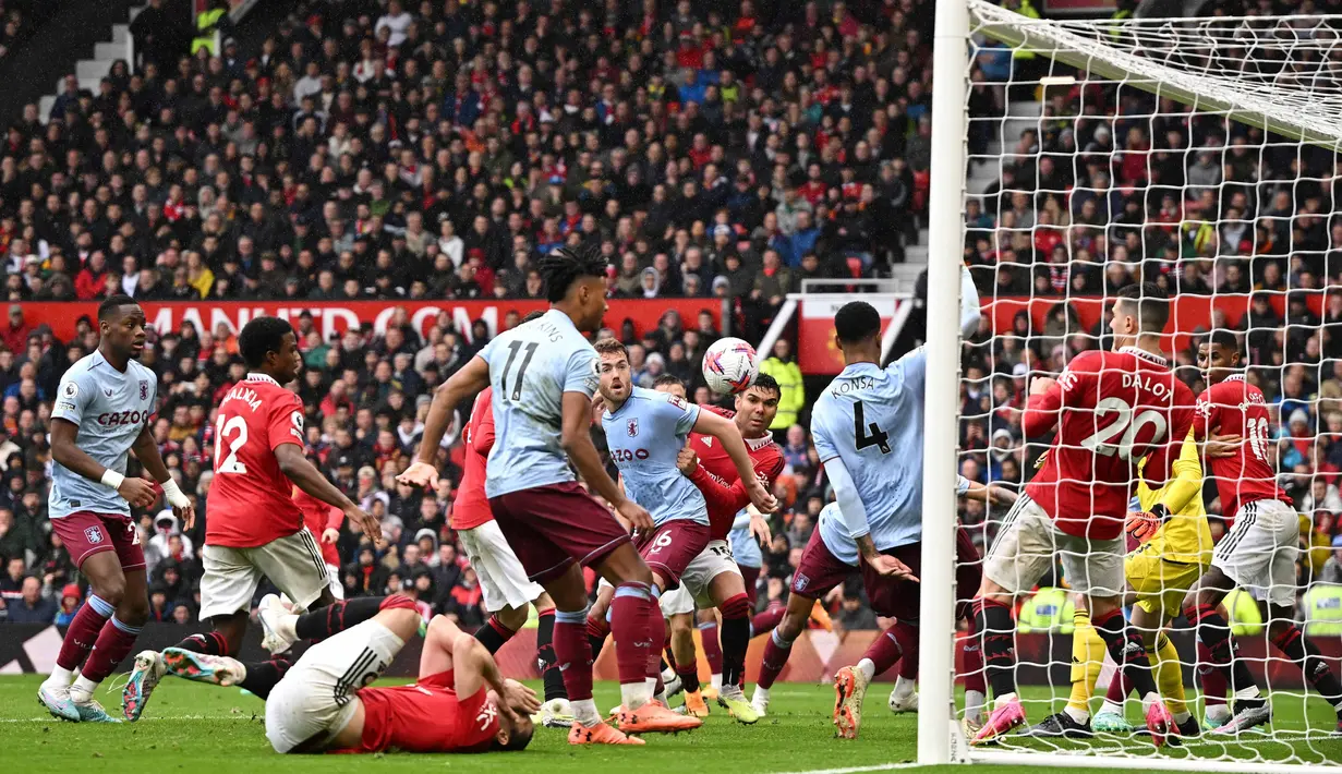 Sejumlah pemain MU berebut bola dengan pemain Aston Villa dalam pertandingan pekan ke-34 Liga Inggris 2022/2023 yang berlangsung di Old Trafford, Minggu (30/4/2023). (AFP/Oli Scarff)