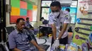 Selain melakukan ramp check pada angkutan, petugas perhubungan juga melakukan tes kesehatan dan urin terhadap supir bus di Terminal Kalideres, Jakarta, Rabu (18/12/2024). (Liputan6.com/Angga Yuniar)