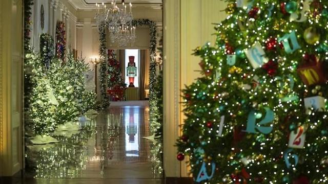 Dekorasi natal di Gedung Putih Amerika Serikat (AS) yang mengangkat tema "Magic, Wonder and Joy" pada tahun 2023. (AP/Evan Vucci)
