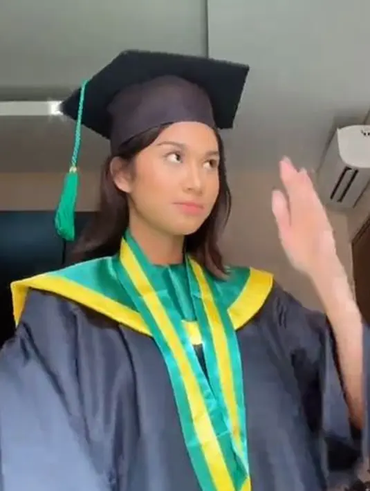 Azizah lulus dari SMA pada 2021. Momen saat ia diwisuda ini berhasil tuai atensi. Paras Azizah yang menawan juga membuatnya banjir followers. Kini setelah jadi istri Arhan, popularitas Azizah melonjak drastis. (Liputan6.com/TikTok/azizahsalshaa)
