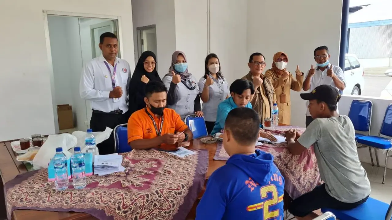 Proses pemberian BLT Dana Bagi Hasil Cukai dan Hasil Tembakaui terhadap petani dan buruk pabrik tembakau di Probolinggo (Istimewa)