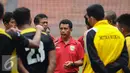 Pelatih Mitra Kukar, Jafri Sastra (tengah) memberikan arahan kepada pemainnya berlatih di Stadion GBK Jakarta, Sabtu (23/1/2016). Mitra Kukar akan melawan Semen Padang di final Piala Jenderal Sudirman, Minggu (24/1). (Liputan6.com/Helmi Fithriansyah)