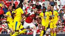 Aksi apik Sean Kolasinac melewati empat pemain Crystal Palace pada laga lanjutan Premier League yang berlangsung di Stadion Emirates, Minggu (21/4). Arsenal kalah 2-3 kontra Crystal Palace. (AFP/Adrian Dennis)
