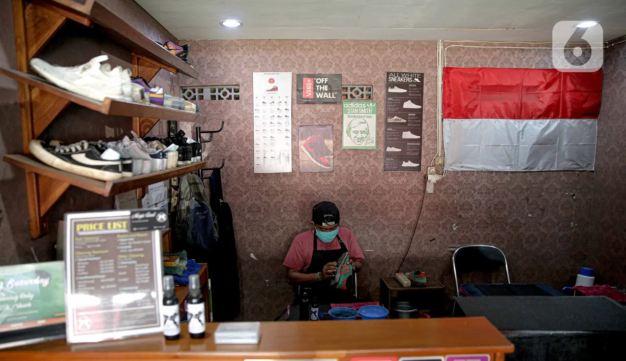 Kru membersihkan sepatu pelanggan di Soul Sepatu di kawasan Rawamangun, Jakarta, Senin (9/11/2020). Dalam sehari, mereka mampu menyelesaikan 20 pasang sepatu, yang dimulai dari harga Rp35 ribu hingga Rp75 ribu. (Liputan6.com/Faizal Fanani)