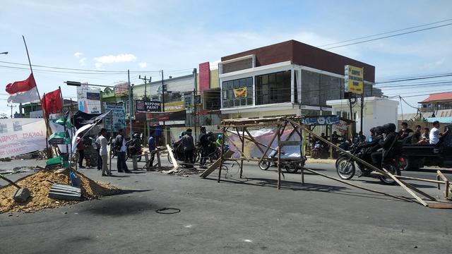 Mahasiswa Universitas Halu Oleo memalang jalan menuju kampus saat patroli gabungan TNI-Polri, Minggu (29/9/2019).(Liputan6.com/Ahmad Akbar Fua)