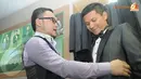 Gading yang menjalani fitting pertama kali merasa jas pesanannya itu masih terlalu besar.(Liputan6.com/ Herman Zakharia)