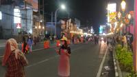 Akses ruas Jalan Kayutangan Malang ditutup sementara pada Senin, 31 Januari 2022. Namun warga tetap ramai datang berkunjung berjalan kaki menyusuri kawasan heritage untuk berfoto dengan latar lampu hias (Liputan6.com/Zainul Arifin)