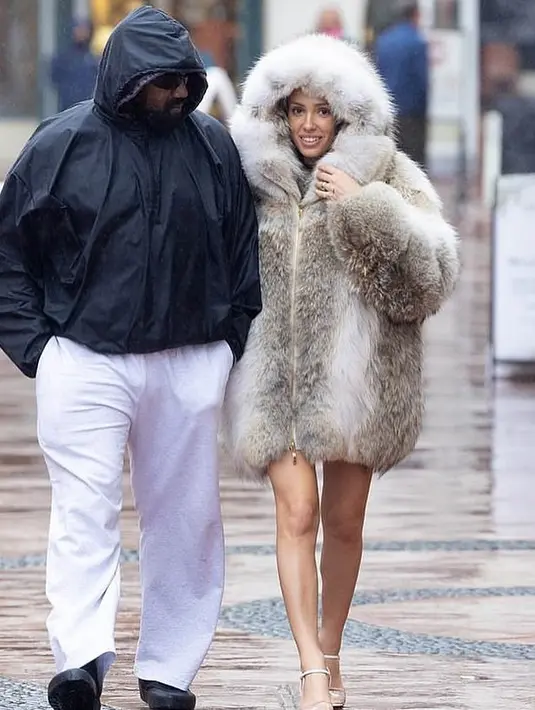 Di sini, Bianca Censori tampil mengenakan jaket bulu super tebal, tanpa celana. [Foto: Instagram/stacioniroze]