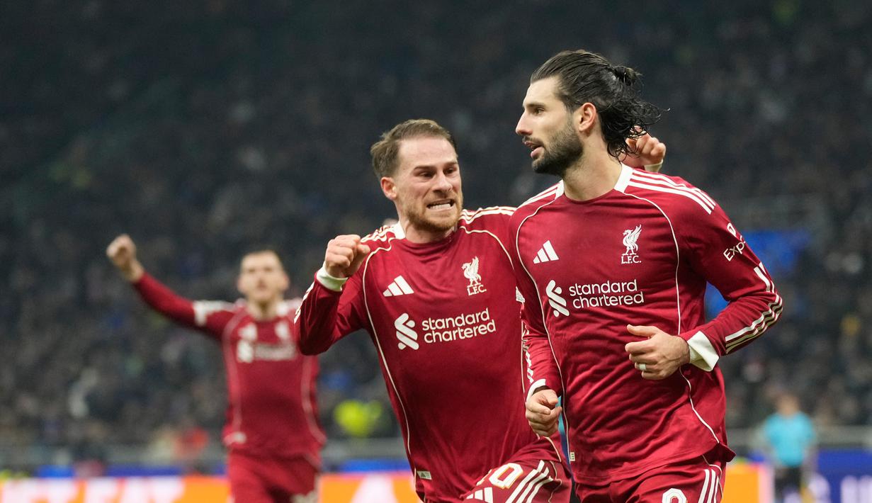 Liverpool akhirnya mendapatkan penalti pada menit ke-86 setelah VAR meninjau insiden di kotak terlarang. Dominik Szoboszlai maju dan berhasil menaklukkan Sommer, membawa Liverpool unggul 1-0. (AP Photo/Luca Bruno)