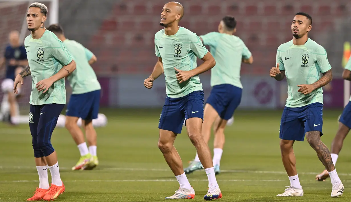 (Dari kiri) Pemain Brasil Antony, Fabinho dan Gabriel Jesus mengikuti sesi latihan jelang bersua Kamerun pada laga terakhir Grup G Piala Dunia 2022, di Stadion Al Arabi SC di Doha, Qatar, Kamis (1/12/2022). Brasil berambisi meraih hasil bagus demi mengamankan status juara grup. (NELSON ALMEIDA / AFP)