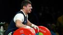 Ekspresi atlet angkat besi Armenia, Andranik Karapetyan ketika berusaha mengangkat beban di nomor 77 kg putra pada Olimpiade 2016 di Rio de Janeiro, Rabu (10/8). Siku Karapetyan patah saat hendak mengangkat beban 195 kilogram. (REUTERS/Stoyan Nenov)