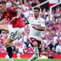 Martin Zubimendi dari Arsenal, kanan, menantang Benjamin Sesko dari Manchester United dalam pertandingan Premier League&nbsp;antara Manchester United dan Arsenal di Stadion Old Trafford di Manchester, Inggris, Minggu, 17 Agustus 2025. (Foto AP/Dave Thompson)