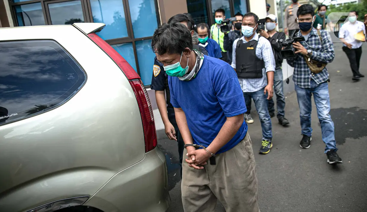 Tersangka kasus pemalsuan surat hasil rapid test COVID-19 digiring saat dihadirkan dalam rilis di Mapolres Jakarta Pusat, Minggu (20/12/2020). Polisi mengungkap calo pemalsuan surat hasil rapid test COVID-19 bagi calon penumpang kereta di Stasiun Senen. (Liputan6.com/Faizal Fanani)