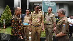 Wagub DKI Jakarta Djarot Saiful Hidayat (tengah) berbincang dengan para staffnya saat inspeksi mendadak di JCC, Selasa (3/1/2016). Tinjauan terkait kesiapan pelaksanaan KTT Luar Biasa OKI pada 6-7 Maret mendatang. (Liputan6.com/Helmi Fithriansyah)