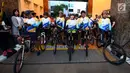Peserta mengikuti Fun Bike dalam rangka menyambut HUT ke-69 Bank Tabungan Negara (BTN) di Jakarta, Sabtu (9/2). Peserta terdiri dari pegawai BTN, mitra kerja dan komunitas sepeda menempuh jarah 69 KM mengelilingi kota Jakarta. (Liputan6.com/Johan Tallo)