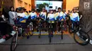 Peserta mengikuti Fun Bike dalam rangka menyambut HUT ke-69 Bank Tabungan Negara (BTN) di Jakarta, Sabtu (9/2). Peserta terdiri dari pegawai BTN, mitra kerja dan komunitas sepeda menempuh jarah 69 KM mengelilingi kota Jakarta. (Liputan6.com/Johan Tallo)