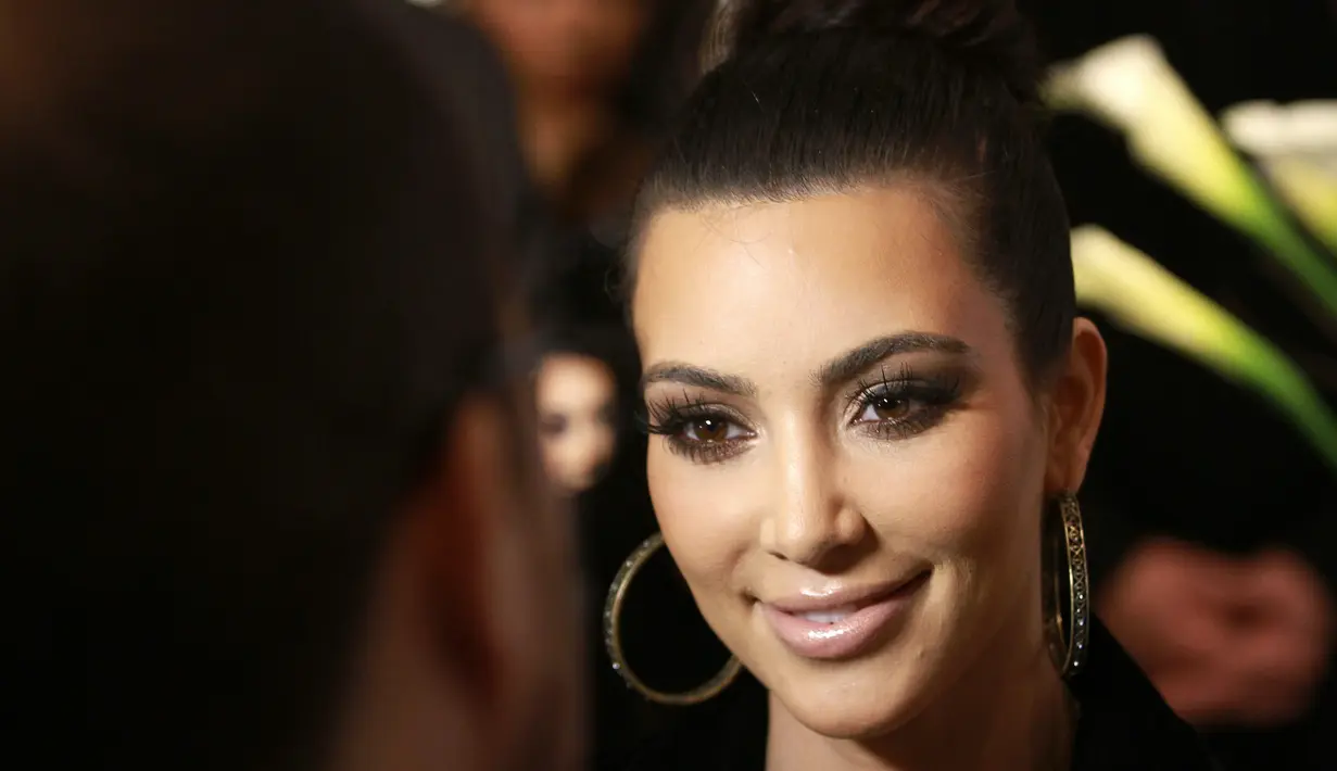 Kim Kardashian dikabarkan tengah menghadapi masa kelam akibat sakit yang diderita Kanye West dan trauma pada dirinya. Namun di tengah itu semua, Kim tetap merayakan ulang tahun Saint West yang pertama. (AFP/Bintang.com)