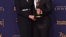 Chrissy Teigen dan John Legend berpose selama Creative Arts Emmy di Los Angeles, California, (9/9). John Legend memenangkan penghargaan untuk Outstanding Variety Special (Live) for Jesus Christ Superstar Live in Concert. (AFP Photo/Alberto E. Rodriguez)