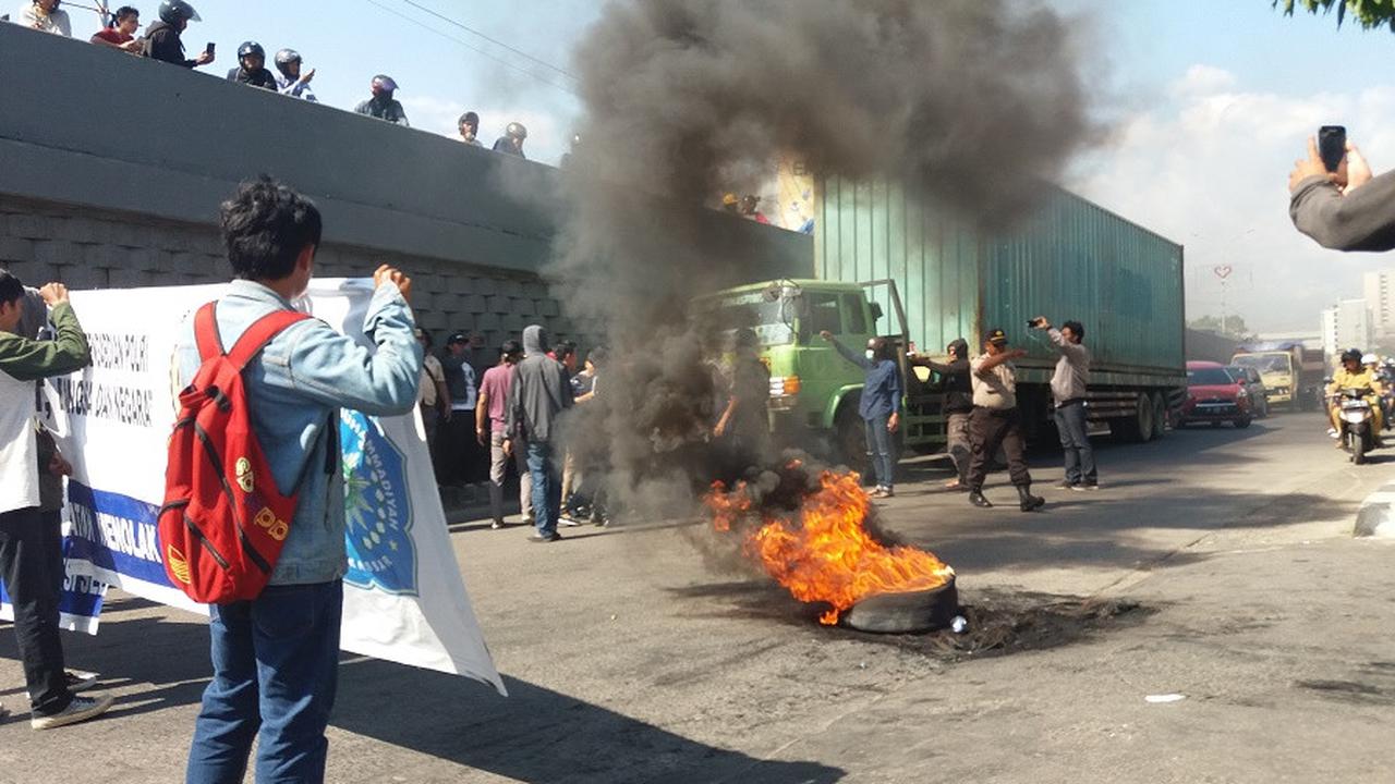 Massa mahasiswa hadang truk tronton yang melintas di depan Kantor Kejati Sulsel (Liputan6.com/ Eka Hakim)