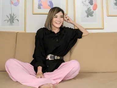 Kiki Amalia cukup sering mengunggah gaya OOTDnya melalui akun Instagram. Memadukan kemeja polos hitam dengan celana pink, Kiki Amalia menambahkan ikat pinggang sebagai detail penampilannya. (Liputan6.com/IG/@kikiamaliaworld)