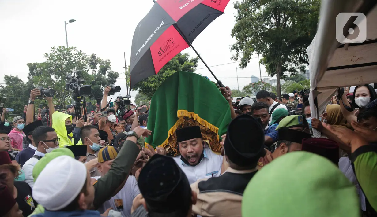 Suasana pemakaman almarhum Abraham Lunggana atau Haji Lulung di TPU Karet Bivak, Jakarta, Selasa (14/12/2021). Lulung dikabarkan menghembuskan nafas terakhir pada pukul 10.51 WIB di RS Harapan Kita, Jakarta. (Liputan6.com/Faizal Fanani)