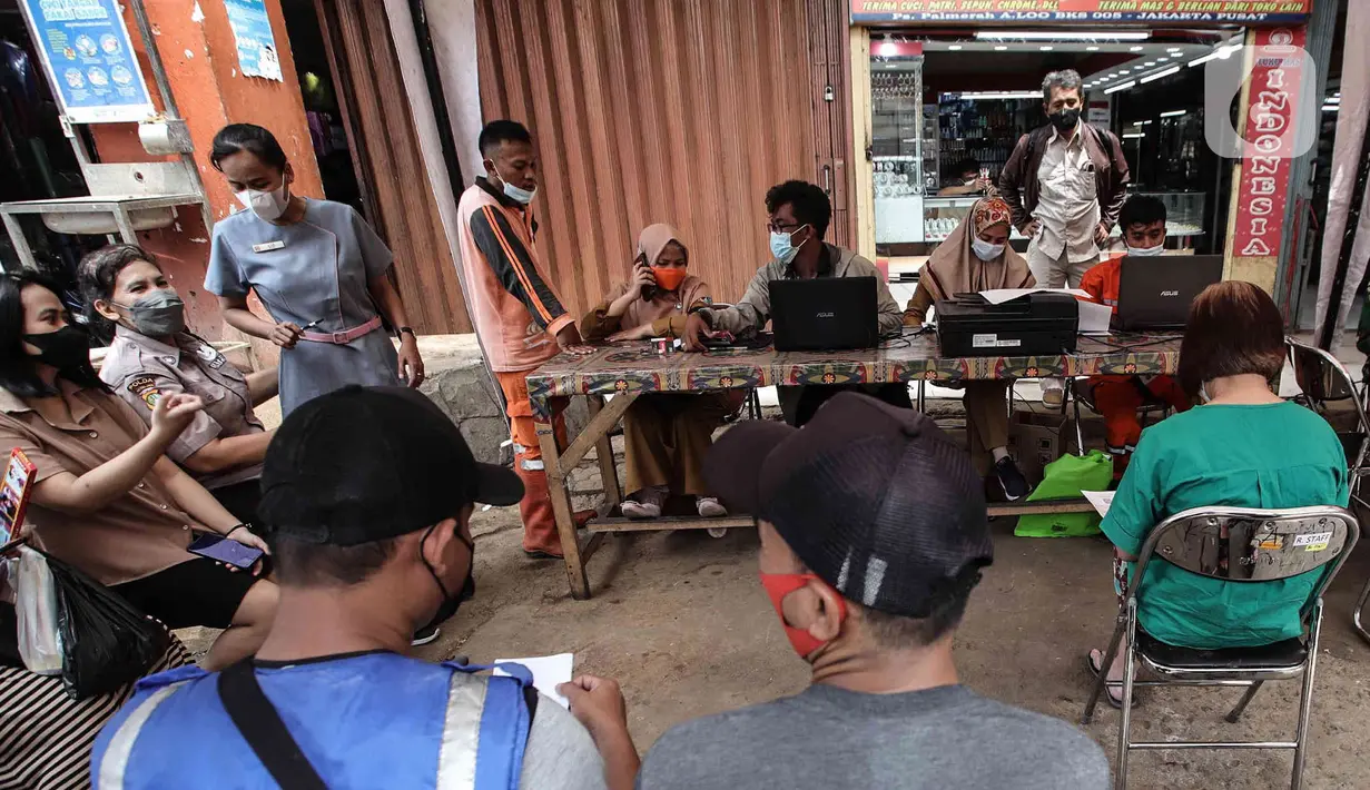 Sejumlah warga menunggu untuk menjalani vaksin ketiga (booster) di Pasar Palmerah, Jakarta, Selasa (19/4/2022). Vaksin ketiga (booster) terus ditingkatkan jelang libur lebaran. (Liputan6.com/Herman Zakharia)