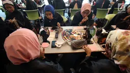 Sejumlah peserta mengikuti Lifestyle Meetup kelas beauty workshop di SCTV Tower, Jakarta, Sabtu (12/8). Acara ini juga dihadiri oleh beauty influencer Tyna Kanna Mirdad. (Liputan6.com/Helmi Afandi)