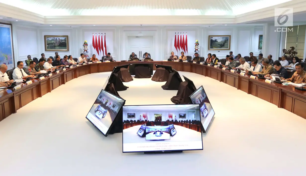 Suasana rapat terbatas persiapan Asian Games 2018 di Kantor Presiden Jakarta, Senin (28/5). Jokowi ingin memastikan persiapan infrastruktur, pembangunan venue maupun nonvenue, termasuk juga persiapan teknis. (Liputan6.com/Angga Yuniar)