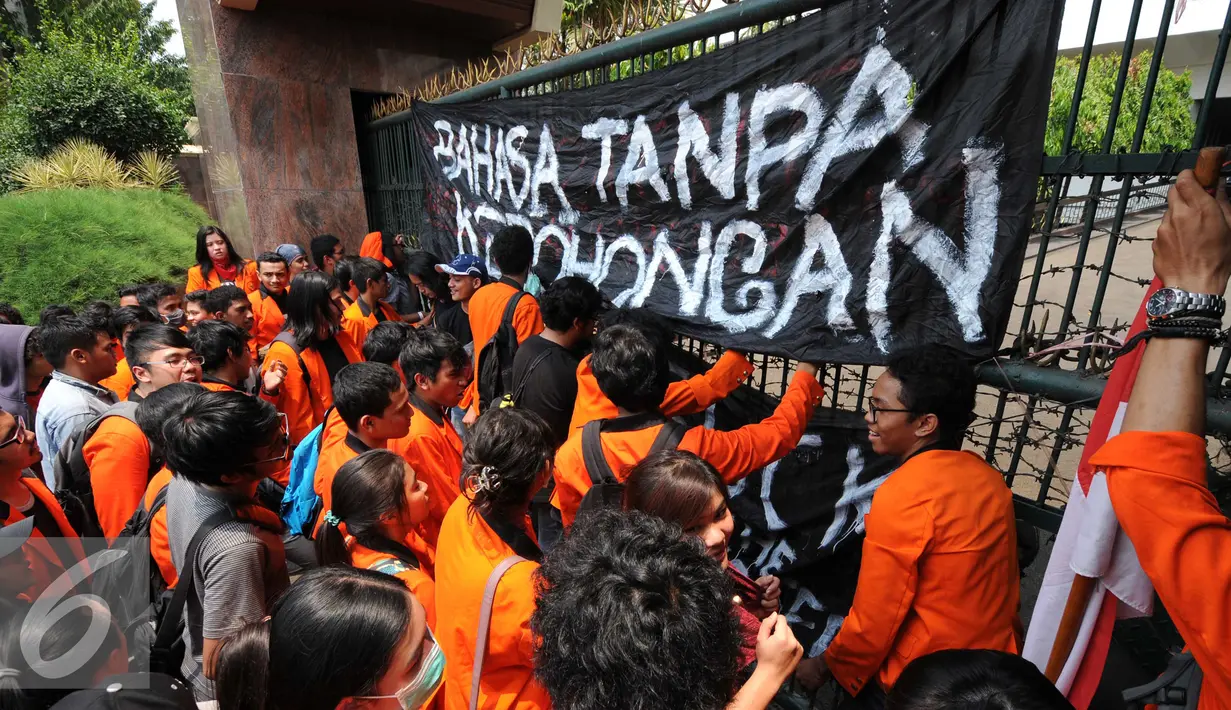 Mahasiswa menggeruduk pagar kejagung saat menggelar aksi damai di Kejaksaan Agung RI, Jakarta, Jumat (25/9/2015). Mereka meminta pemerintah menuntaskan pelanggaran HAM 16 Tahun lalu dalam tragedi Semanggi II. (Liputan6.com/Helmi Afandi)