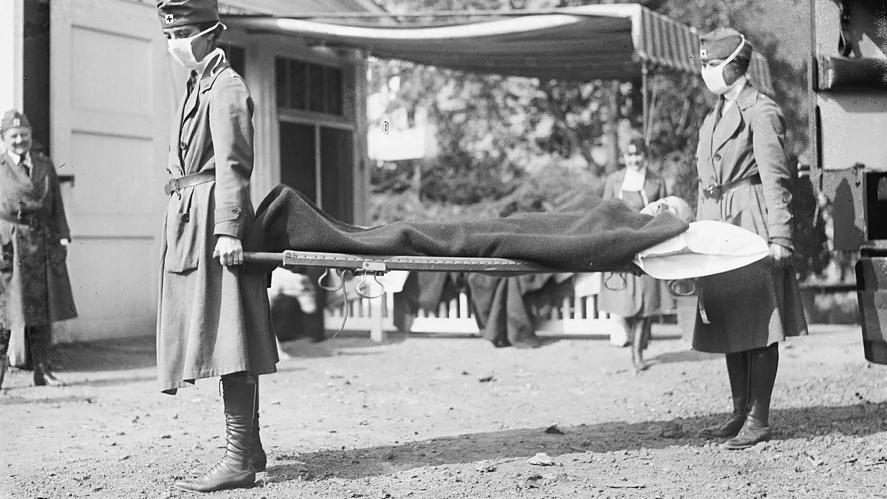 Anggota Palang Merah memberikan demonstrasi di Stasiun Ambulans Darurat di Washington, D.C., selama pandemi flu Spanyol pada 1918. (foto: Library of Congress)